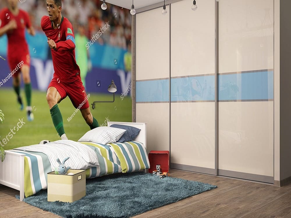 Встроенный шкаф-купе с белыми и голубыми вставками, функциональное хранение в детской