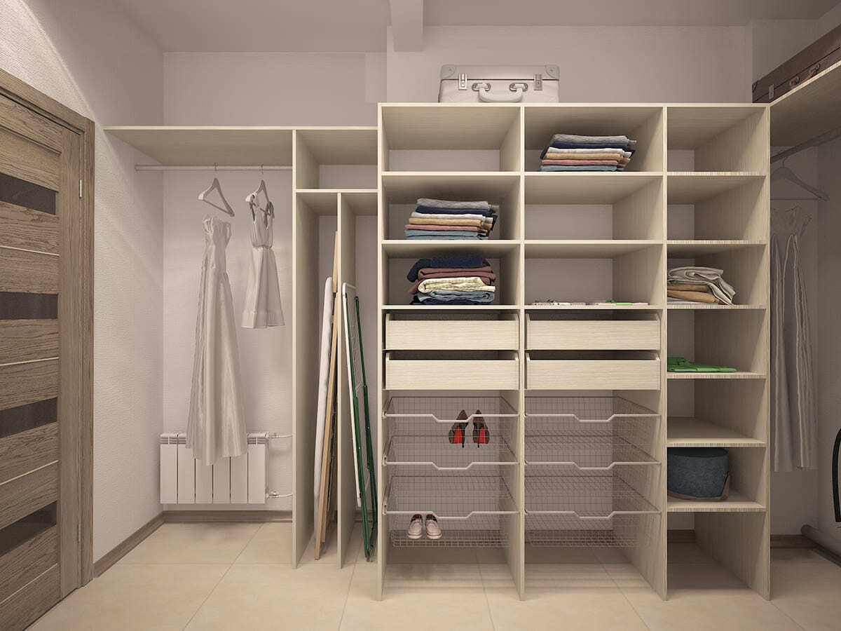 Гардеробная с открытыми полками, штангами для одежды и выкатными сетками, дизайн студии Goldiz