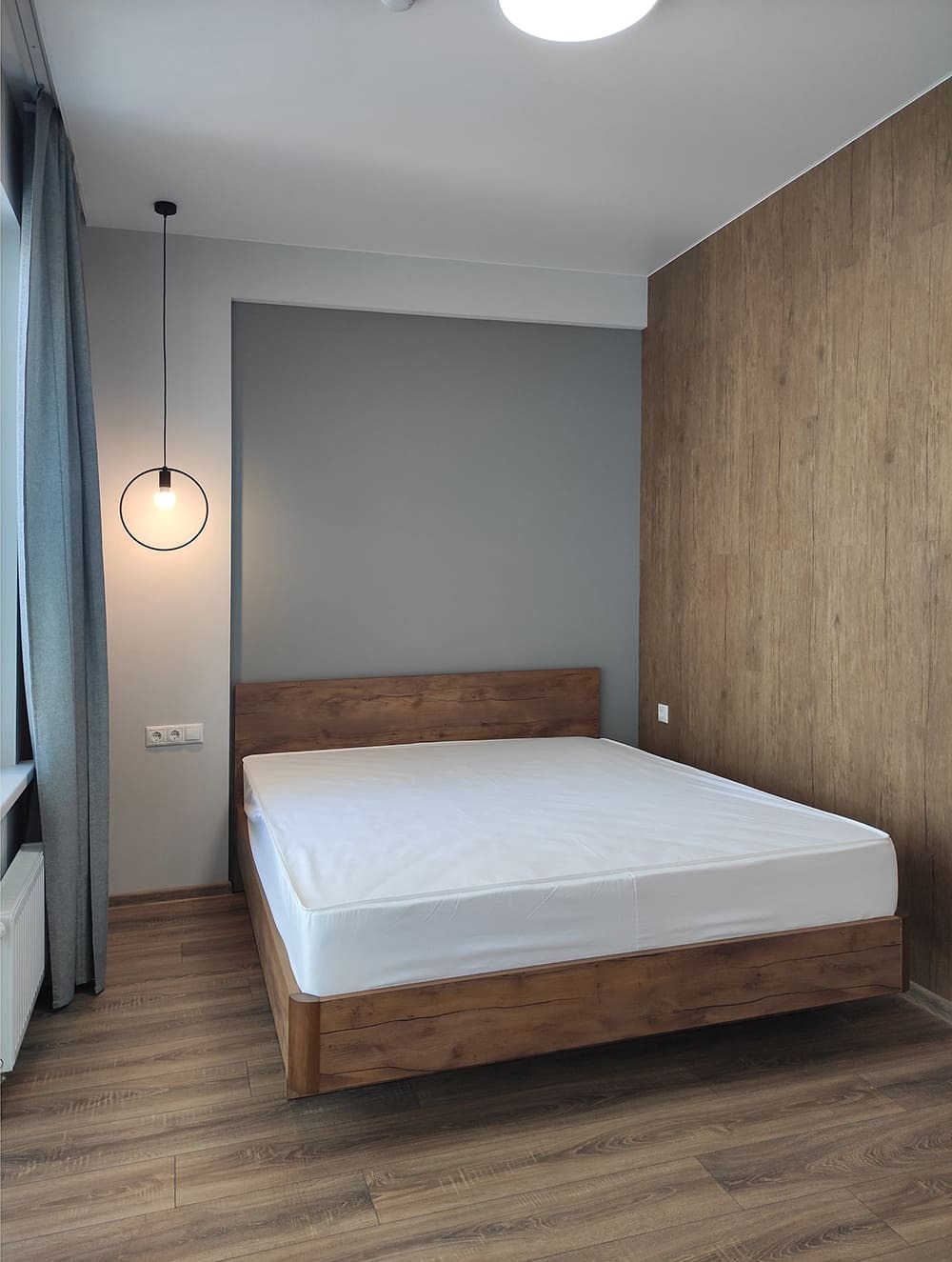Интерьер спальни в стиле минимализм с деревянной отделкой стены