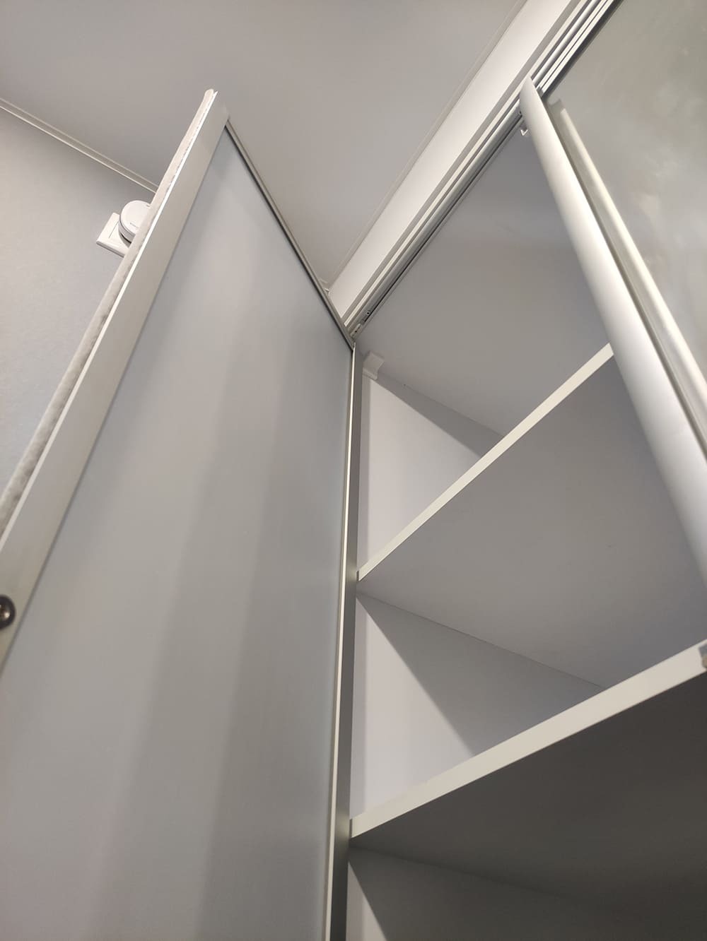 Продуманная система хранения в прихожей: глубокие полки, встроенная мебель, оптимизация места