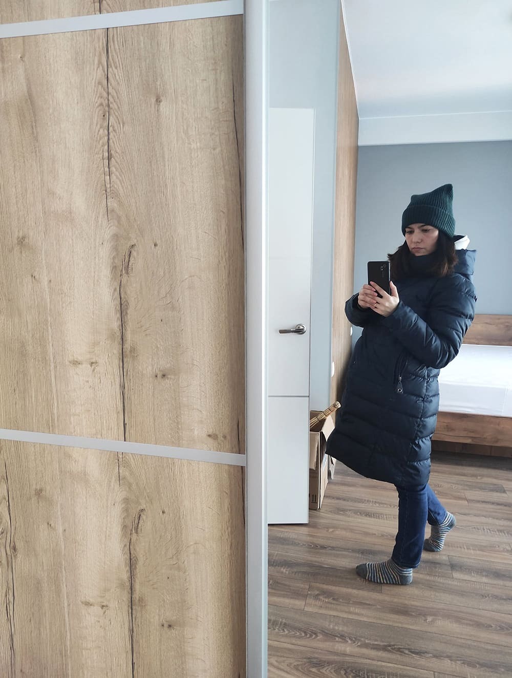 Встроенный шкаф в спальне с деревянными фасадами и зеркальными дверями в современном дизайн-проекте