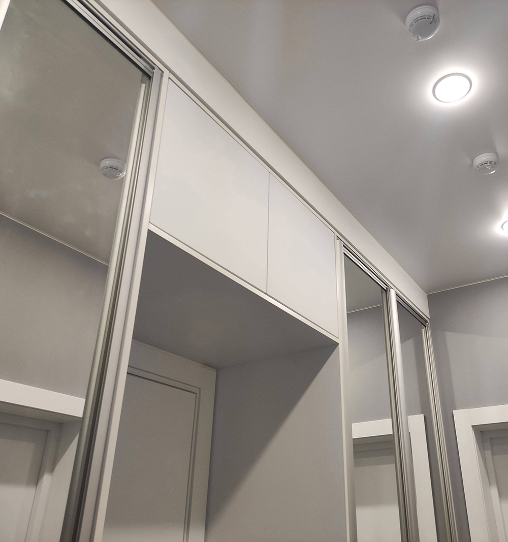 Потолочные встроенные шкафы в прихожей с современными точечными светильниками