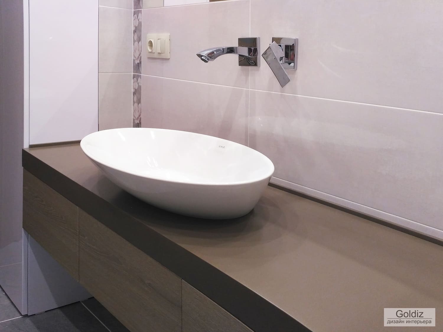 Современный дизайн ванной комнаты с розовой плиткой, подвесной тумбой, круглой раковиной