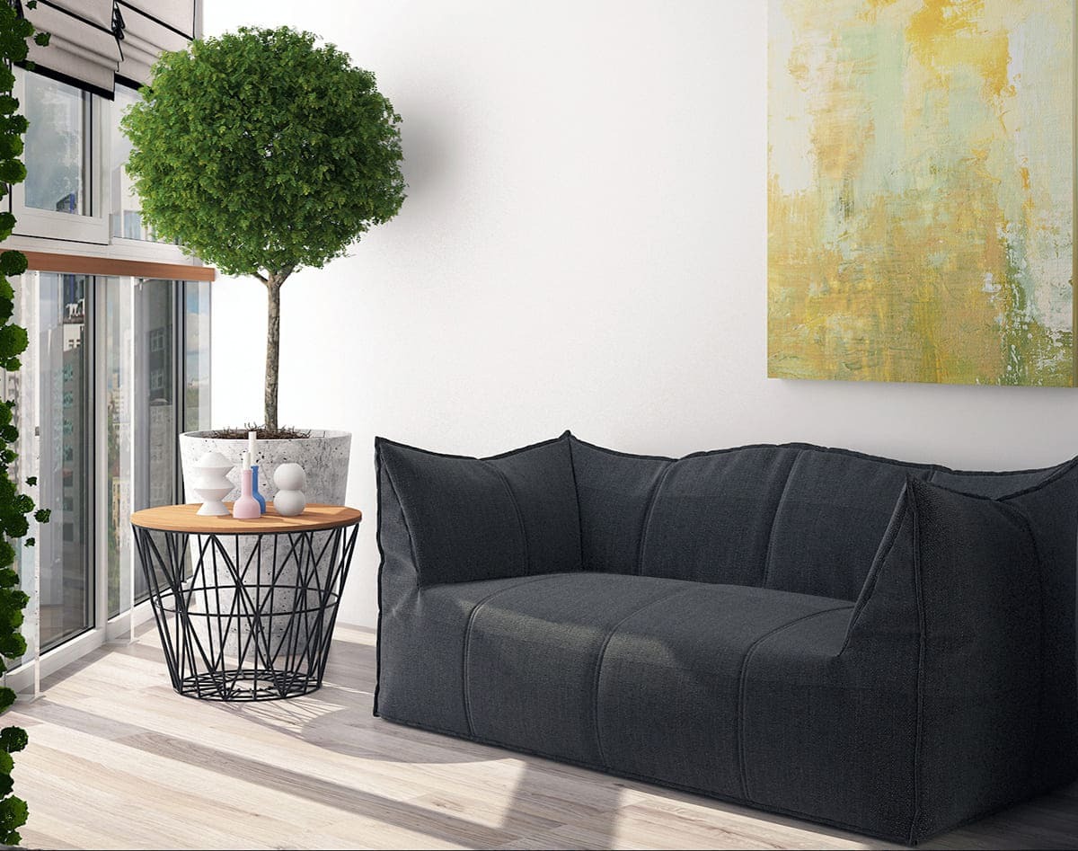 Светлая лоджия с текстурными римскими шторами, панорамными окнами и декоративными растениями у стены