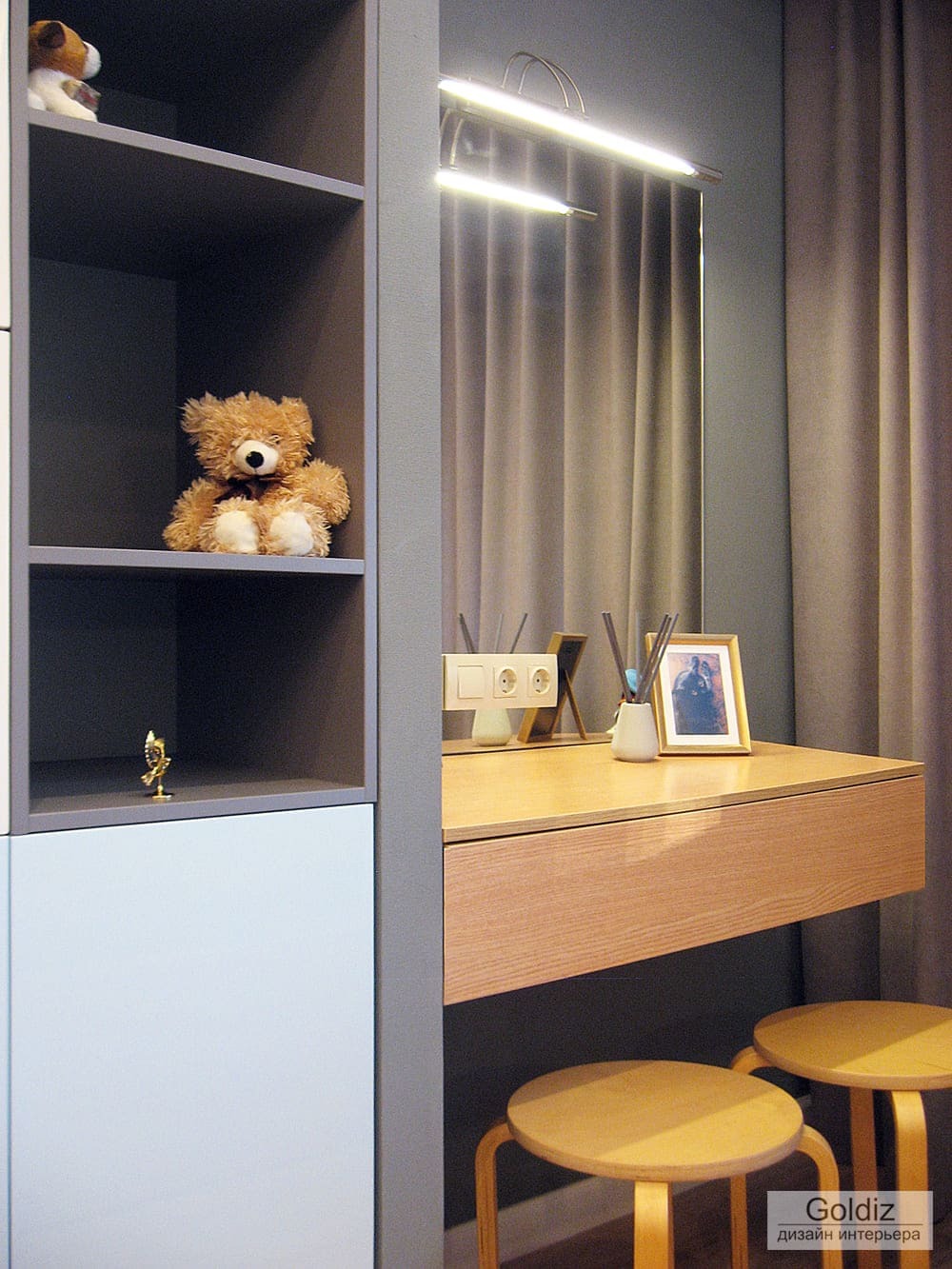 Рабочий стол с подсветкой, зеркалом и встроенными полками в спальне-гостиной