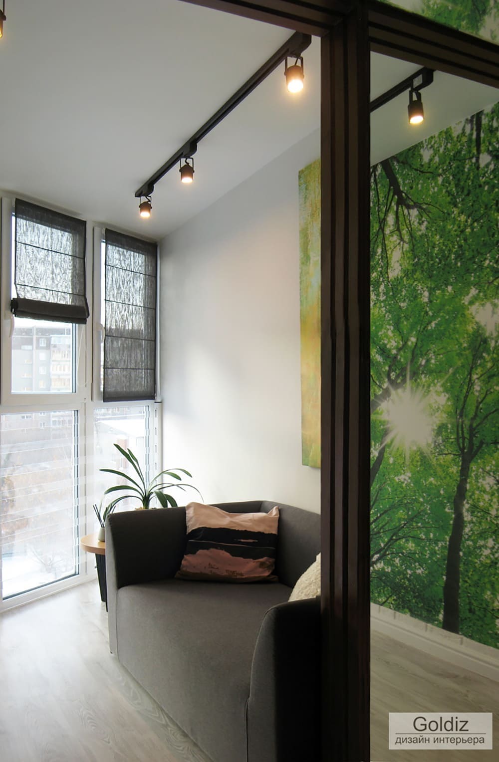 Современная лоджия с трековыми светильниками, римскими шторами и спокойной светлой отделкой в минималистичном стиле