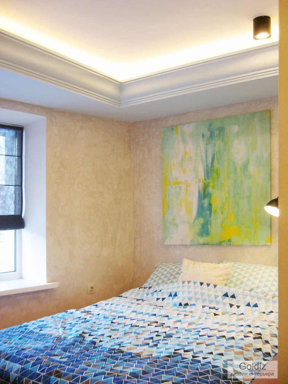 Спальня с мягкой подсветкой по периметру потолка и абстрактной мятно-желтой картиной над кроватью