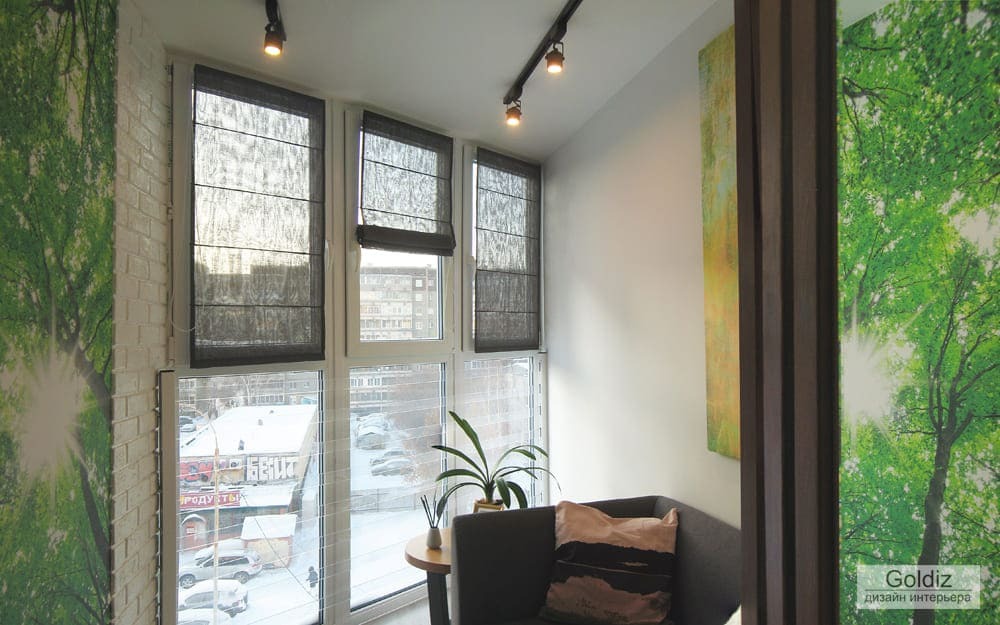 Светлая лоджия в современном стиле с зелёным природным декором, панорамными окнами и уютным диваном у стены