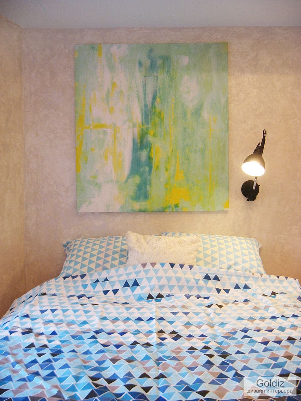 Светлая спальня с большой абстрактной картиной, текстильным изголовьем и пастельными оттенками стен