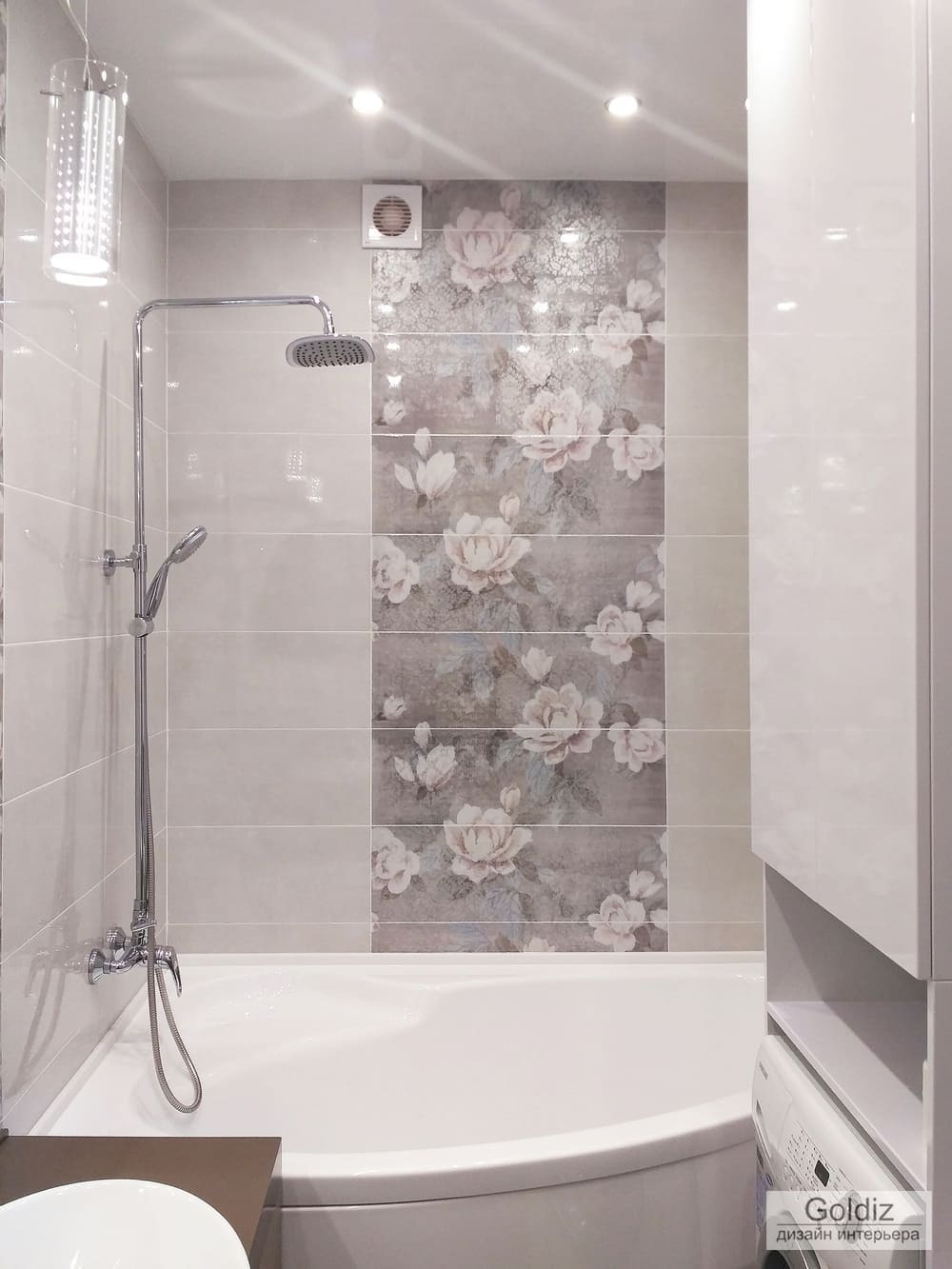 Ванная комната с декоративной плиткой с цветами, душевой системой и комбинированным освещением &mdash; стильное решение для современного санузла