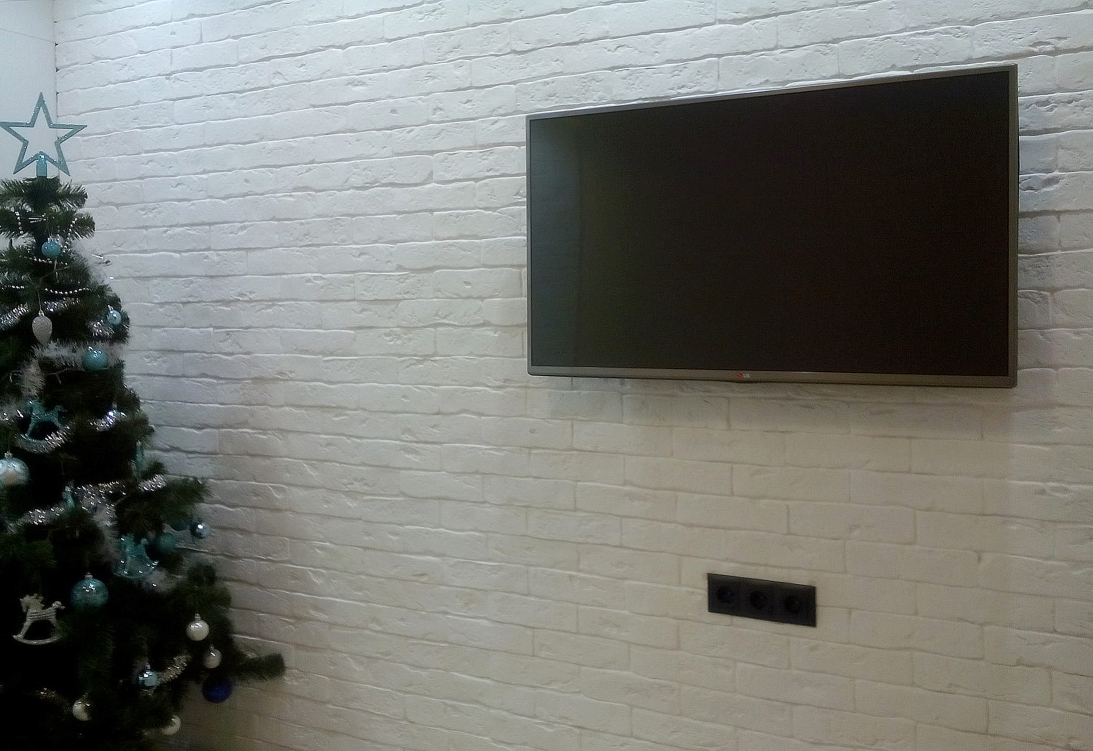 Просторная обеденная зона с современными светильниками и нейтральными цветами, которые подчеркивают элегантность и комфорт в интерьере.