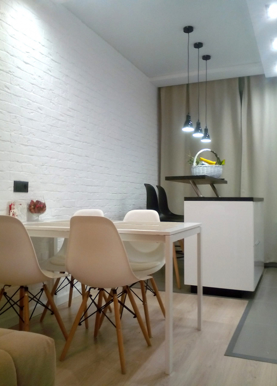 Современная обеденная зона с белыми стенами и стильными креслами. Простота и минимализм создают уютную атмосферу для семейных ужинов.