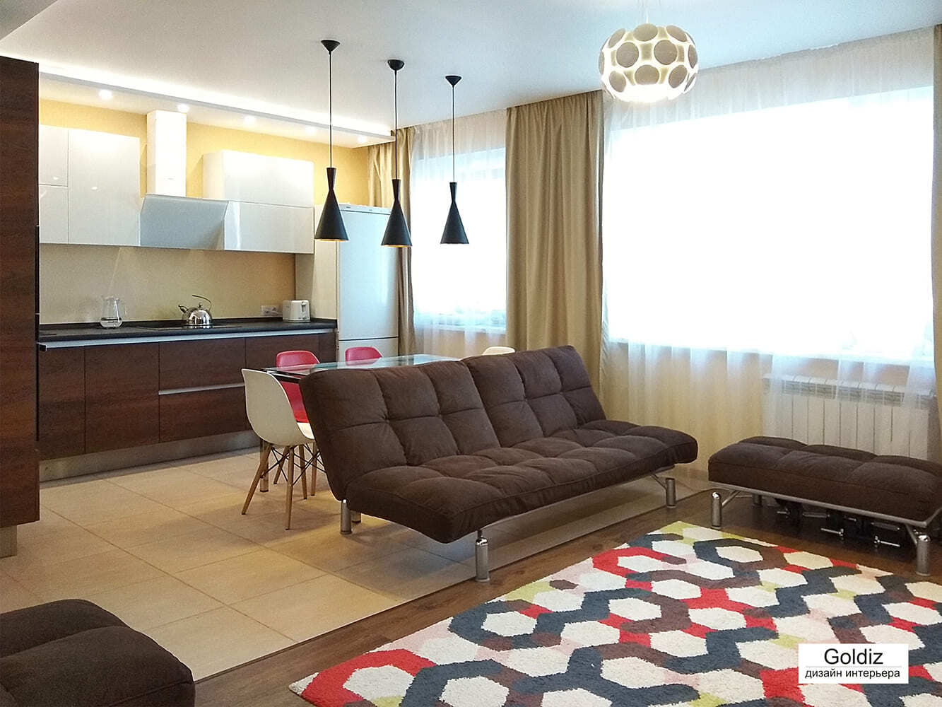 Уютная гостиная с коричневым диваном и геометрическим ковром