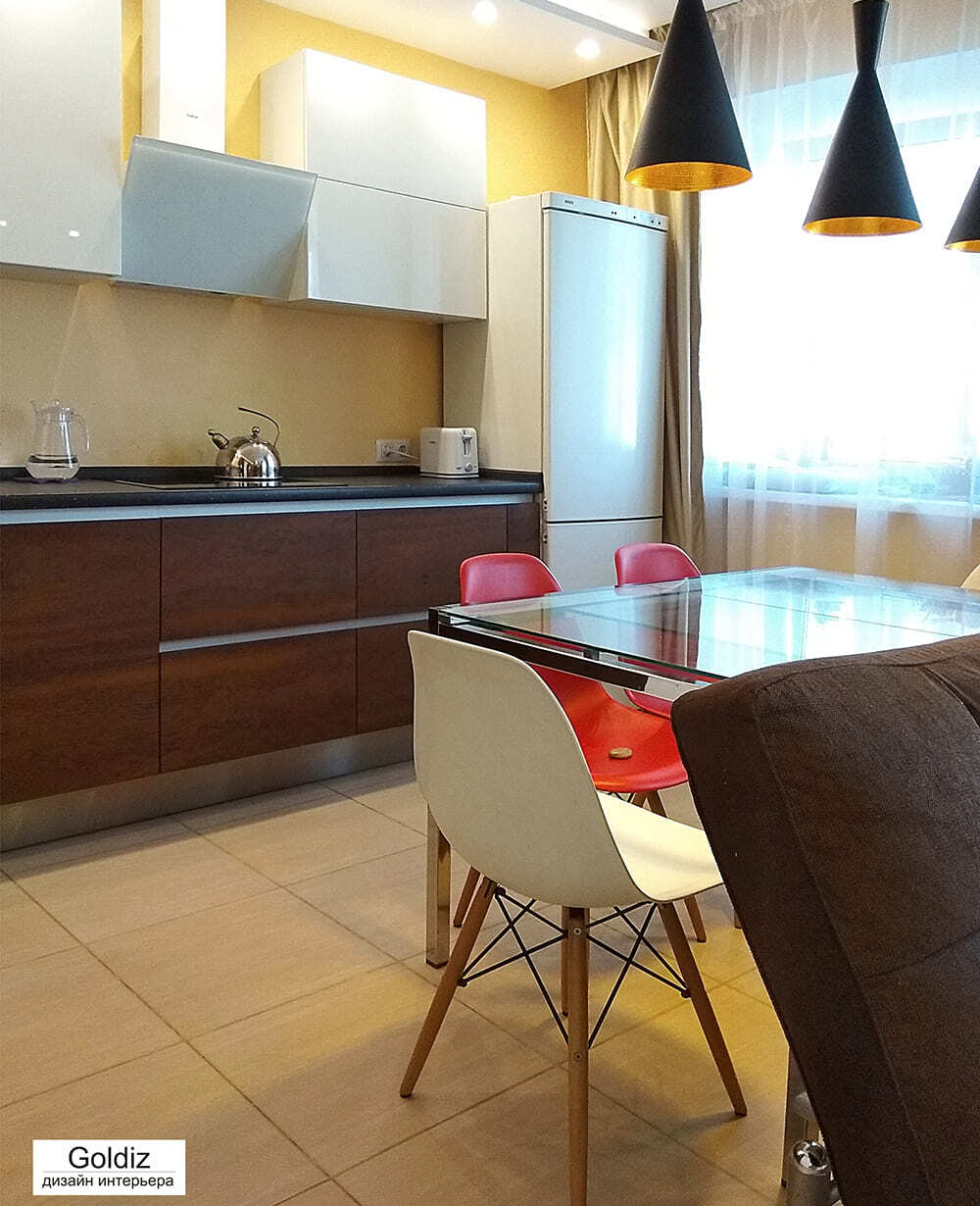 Светлая кухня-гостиная с большими окнами и обеденным столом из стекла