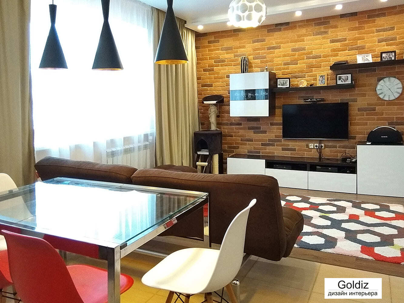 Интерьер гостиной с белыми шкафами и кирпичной стеной