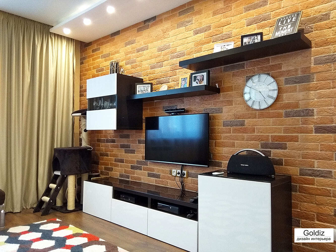 Дизайн кухни-гостиной в стиле лофт с кирпичной кладкой и деревянными элементами, Екатеринбург